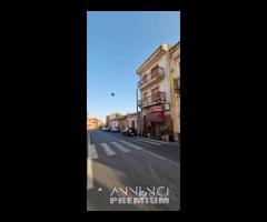 Palazzetto su 4 livelli con locale commerciale