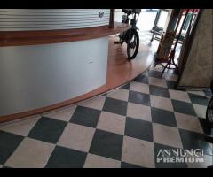 Bancone Da Ingresso - Autosalone Lancia In Legno - 12