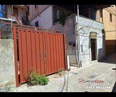 Locale artigianale con giardino e accesso
