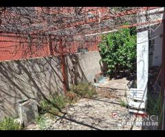 Locale artigianale con giardino e accesso
