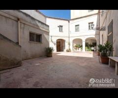 Signorile palazzotto storico con cortile carrabile - 20