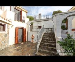 Chia villa di recente costruzione vicino al mare