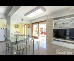 Villa Bifamiliare con Giardino e 3 posti auto