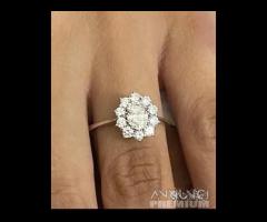 ANELLO IN ORO 18kt. CON DIAMANTI E DIAMANTE OVALE