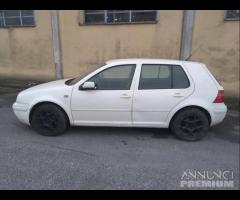 Volkswagen Golf 4 Bianca 5P Demolita Per Ricambi