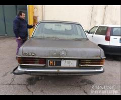 Mercedes W123 Berlina Demolita - Per Ricambi