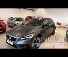 Volvo v40 cross country musata frontale