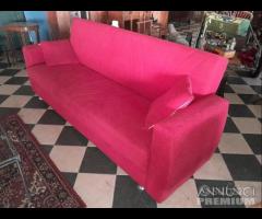 Divano In Tessuto Colore Rosso Con 2 Cuscini
