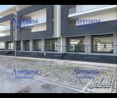 Locale commerciale con spazio antistante - 10