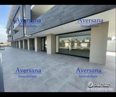 Locale commerciale con spazio antistante - 11