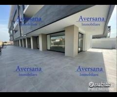 Locale commerciale con spazio antistante - 15