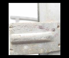 05750469 Supporto guida finestrino posteriore sx C