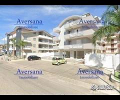 Locale commerciale con ampie vetrate