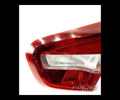 Stop posteriore destro integrato nel portello merc