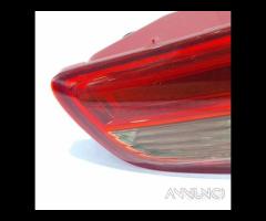 Stop posteriore destro integrato nel portello kia