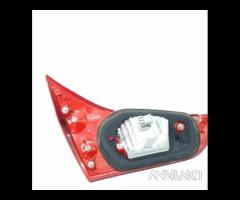 Stop posteriore destro integrato nel portello toyo