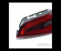 Stop posteriore destro integrato nel portello audi