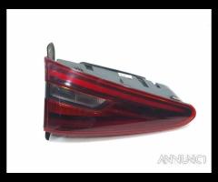 Stop posteriore sinistro integrato nel portello al