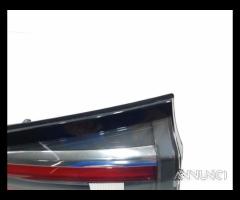 Stop posteriore destro integrato nel portello rena