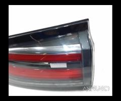 Stop posteriore destro integrato nel portello rena