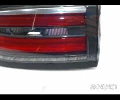 Stop posteriore destro integrato nel portello rena