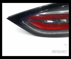 Stop posteriore destro integrato nel portello rena