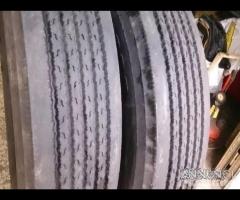 Coppia pneumatici usati 385 65 22.5 Bridgestone