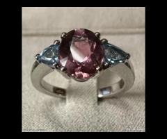 ANELLO ORO 18kt. TOPAZI AZZURRI E TORMALINA ROSA