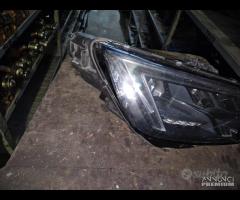 Faro - Fanale Destro Per Audi A4 B9 Xenon ROTTO
