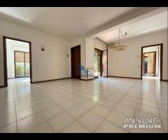 5 Vani Semi-Indip. Con Garage Martiri Inglesi