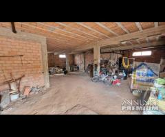 Cave, ampia metratura con giardino e garage