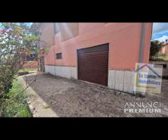 Cave, ampia metratura con giardino e garage