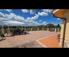 Cave, casa con giardino e tinello