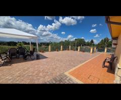 Cave, casa con giardino e tinello