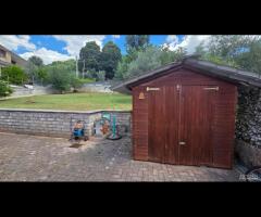 Cave, casa con giardino e tinello