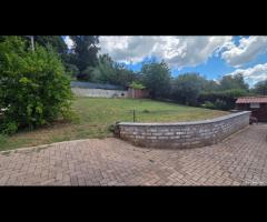 Cave, casa con giardino e tinello