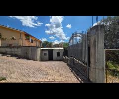 Cave, casa con giardino e tinello - 9