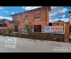 Cave, ampia con giardino e garage