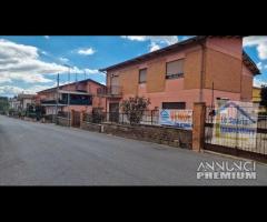 Cave, ampia con giardino e garage