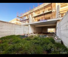 Villa a schiera moderna con porticato