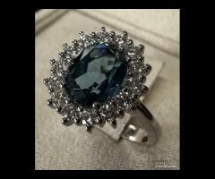 ANELLO ORO 18kt. CON DIAMANTI E TOPAZIO LONDON