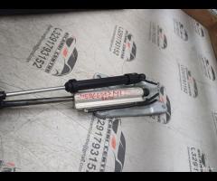 PISTONE PORTELLONE POSTERIORE DX+SUPPORTO 2010 MER - 9