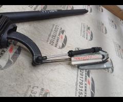 PISTONE PORTELLONE POSTERIORE DX+SUPPORTO 2010 MER - 10