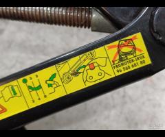 CRIC SOLLEVATORE RUOTA CITROEN C3 II/ PEUGEOT 207 - 18