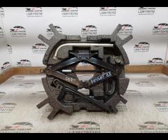 KIT EMERGENZA ATTREZZI SOLLEVATORE RUOTA VW PASSAT