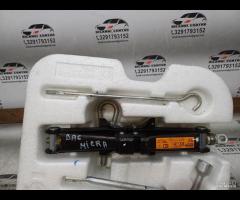 KIT EMERGENZA ATTREZZI SOLLEVATORE RUOTA NISSAN MI