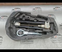 KIT EMERGENZA ATTREZZI SOLLEVATORE RUOTA VOLKSWAGE - 7