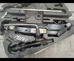 KIT EMERGENZA ATTREZZI SOLLEVATORE RUOTA MINI R56 - 8