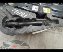 KIT EMERGENZA ATTREZZI SOLLEVATORE RUOTA MINI R56 - 9