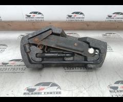 KIT EMERGENZA ATTREZZI SOLLEVATORE RUOTA TOYOTA AY